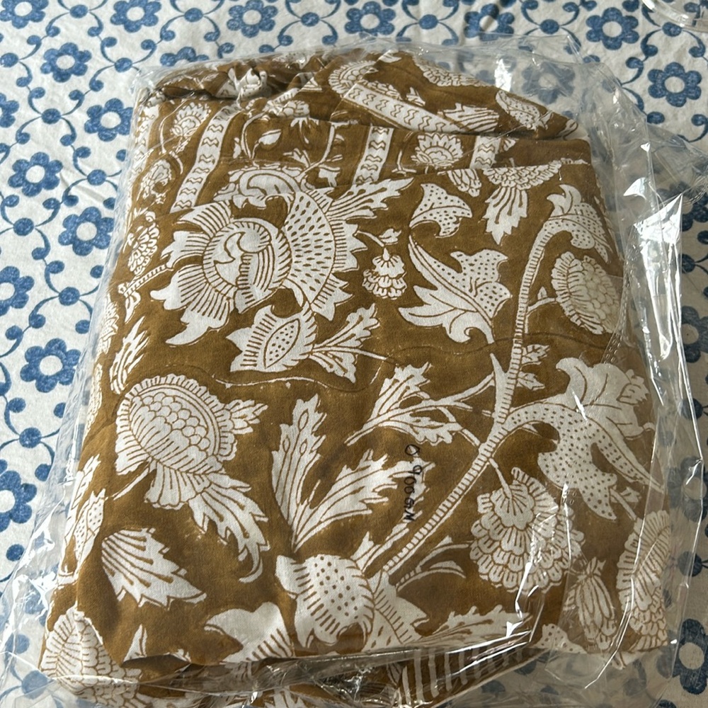 Blockprint tablecloth 6x9 feet 
Never used!